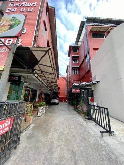 Ratanawong Place 823 Banguecoque Exterior foto